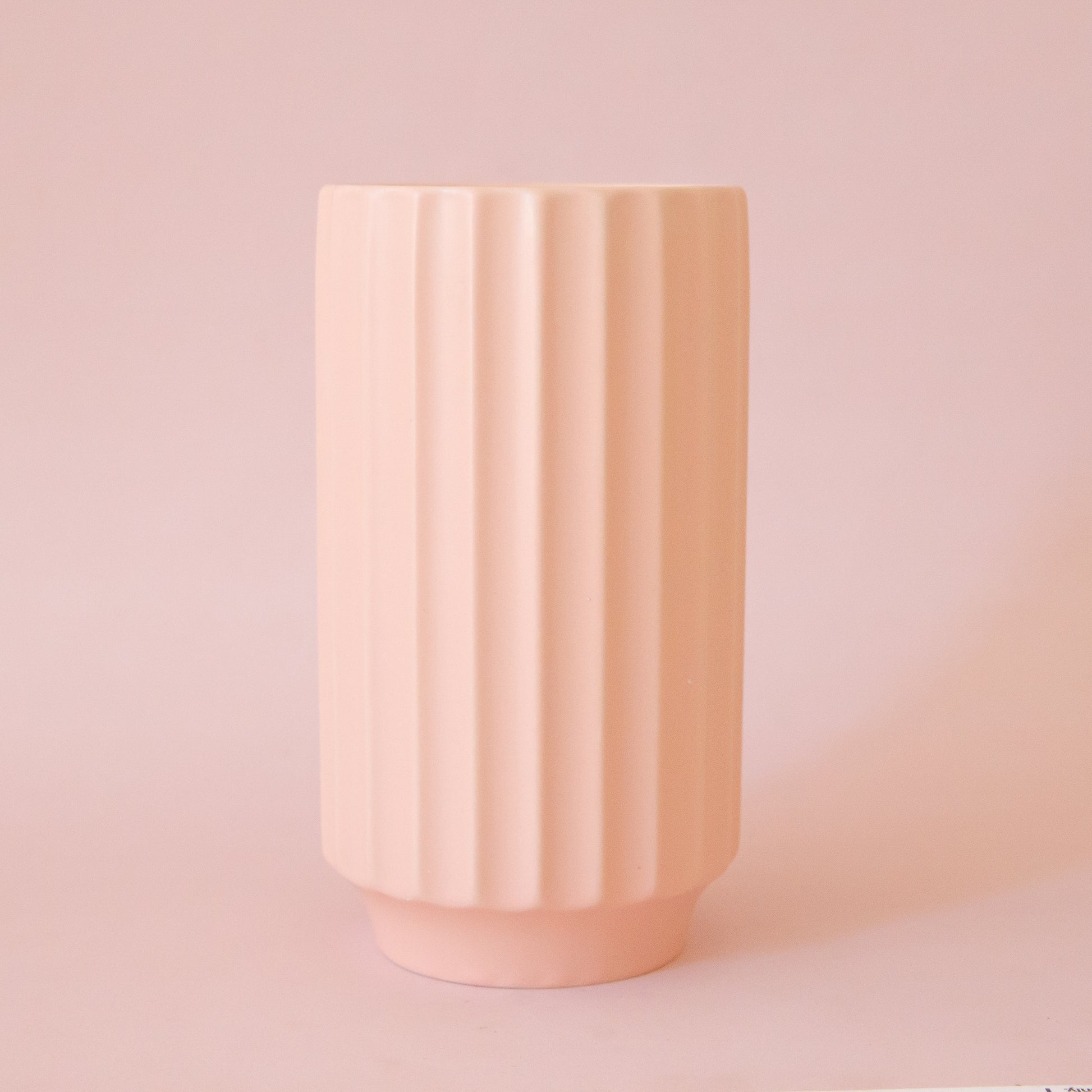 A ceramic fluted ceramic vase. 